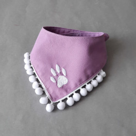 fioletowa apaszka dla psa na zamówienie z białymi pomponami